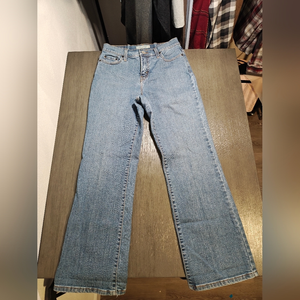 Levi's Strauss Co Woman's Perfectly Slimming‎ 512 Bootcut Jeans, In Size 8 Short